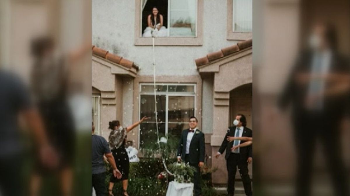 El coronavirus convierte una boda en una escena de Romeo y Julieta El coronavirus convierte una boda en una escena de Romeo y Julieta