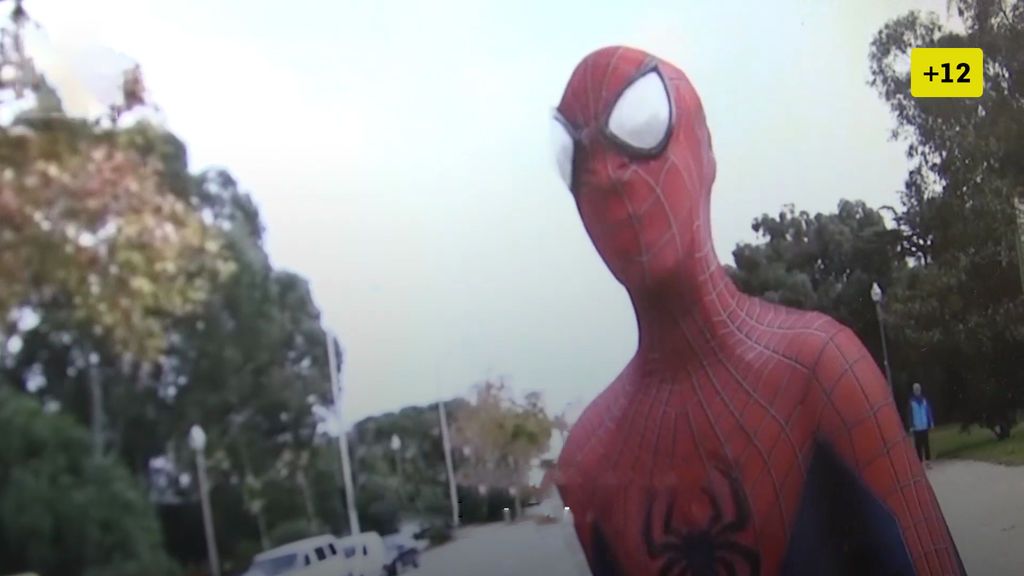 El Spiderman de Barcelona: un superhéroe que anda suelto por la ciudad  y que mantiene su identidad secreta