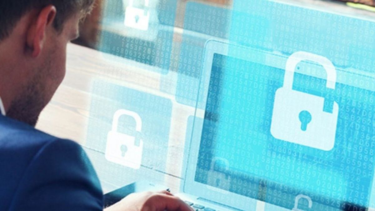 Imagen de un hombre buscando información a través de internet. Imagen de un hombre buscando información a través de internet.
