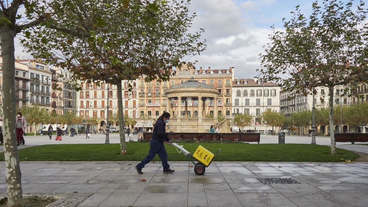 Trabajador durante el primer día de la desescalada de la segunda ola del covid en Pamplona Trabajador durante el primer día de la desescalada de la segunda ola del covid en Pamplona
