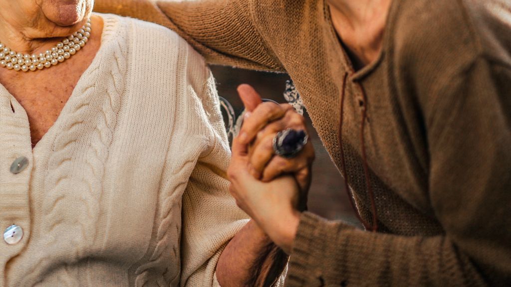 El dilema de sacar a la abuela de la residencia por Navidad: “Es un riesgo pero puede que el año q viene no esté” El dilema de sacar a la abuela de la residencia por Navidad: “Es un riesgo pero puede que el año q viene no esté”