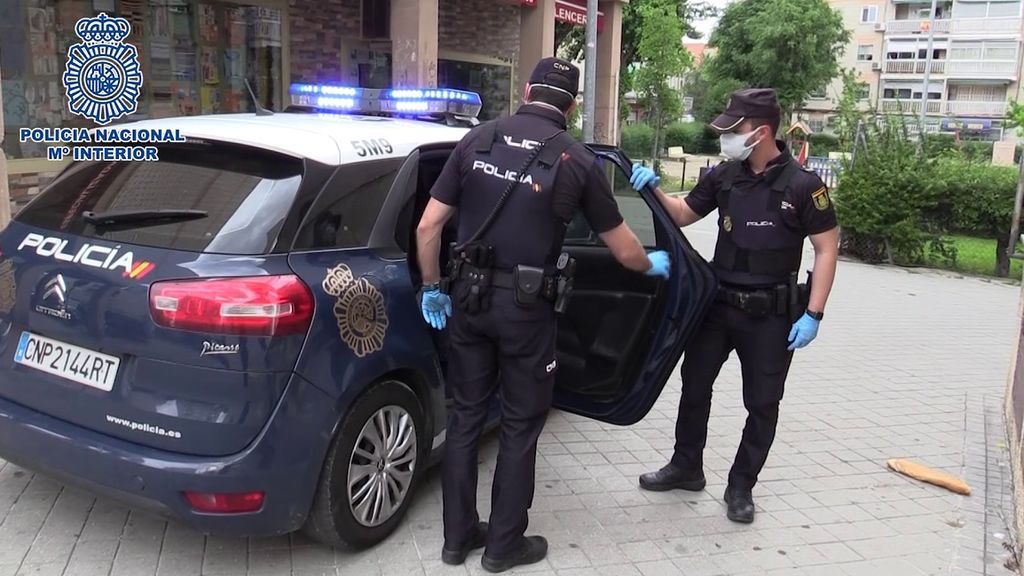 Liberada una mujer gracias a que un vecino leyó las cartas manuscritas en las que pedía auxilio en Madrid Liberada una mujer gracias a que un vecino leyó las cartas manuscritas en las que pedía auxilio en Madrid