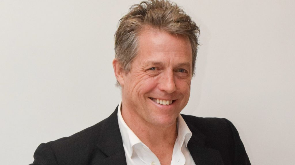 Hugh Grant, en imagen promocional de 'The Gentlemen'