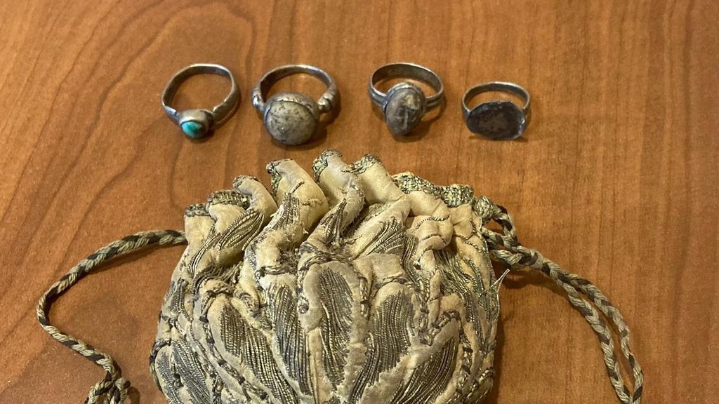 Encuentran "cuatro anillos milagrosos" de nueve santos durante la restauración de una iglesia de Ourense Encuentran "cuatro anillos milagrosos" de nueve santos durante la restauración de una iglesia de Ourense