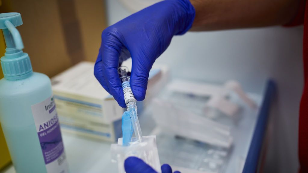 EuropaPress_3426458_sanitario_cruz_roja_prepara_administrar_vacuna_contra_gripe_punto