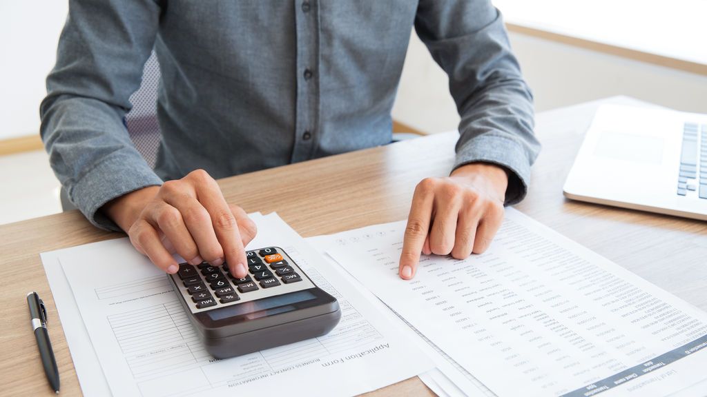 button-bookkeeper-calculating-white-calculator