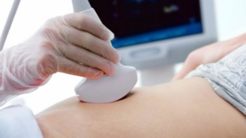 Además, se diagnostica mediante una ecografía.
