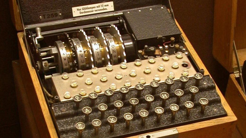 Buzos alemanes descubren una máquina Enigma nazi en el mar Báltico Buzos alemanes descubren una máquina Enigma nazi en el mar Báltico