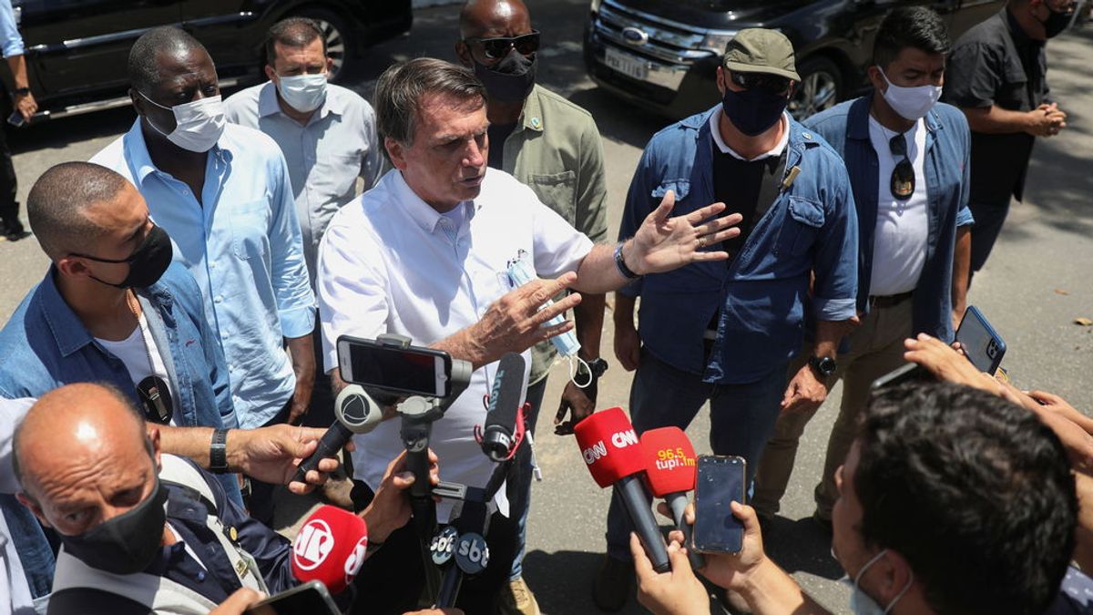 Bolsonaro avisa a los brasileños de que él se exime de cualquier efecto secundario de la vacuna Bolsonaro avisa a los brasileños de que él se exime de cualquier efecto secundario de la vacuna