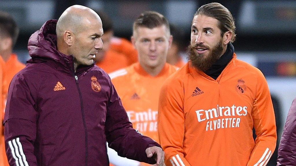 Sergio Ramos da la cara por Zidane en el vestuario. Sergio Ramos da la cara por Zidane en el vestuario.