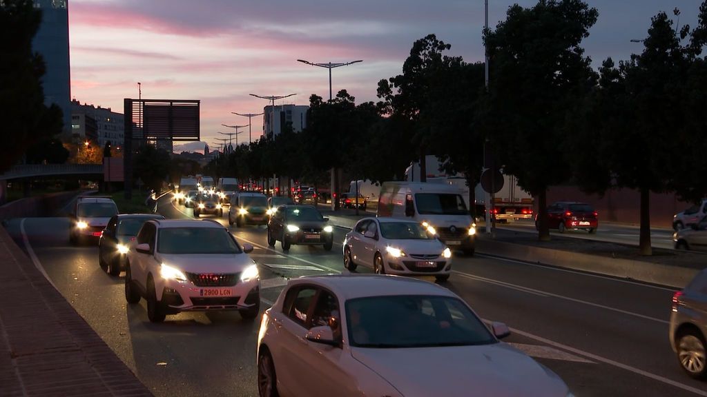 Atascos en las salidas de Barcelona para evitar el confinamiento municipal del viernes Atascos en las salidas de Barcelona para evitar el confinamiento municipal del viernes