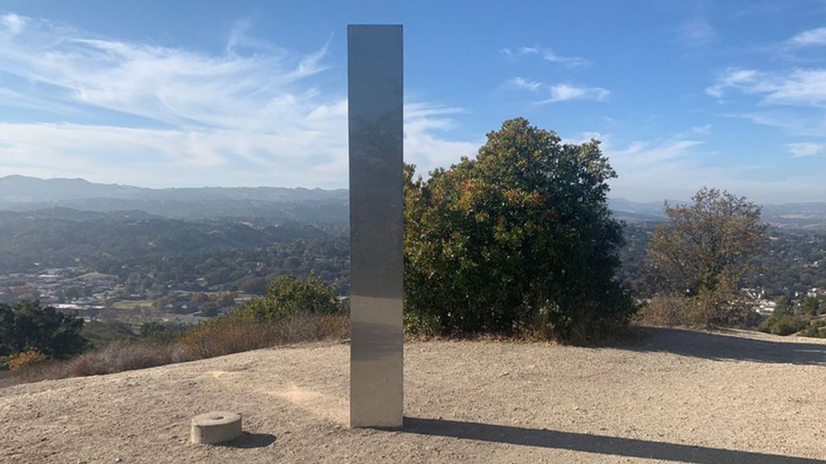 Aparece un tercer monolito metálico en la cima de una montaña de California