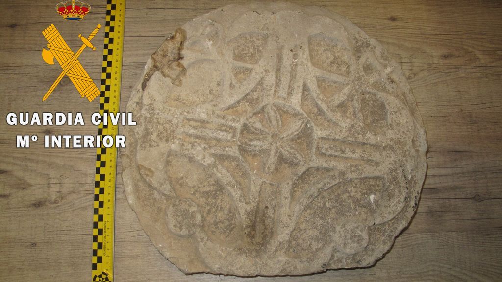 La Guardia Civil interviene en una tienda de antigüedades piezas que podrían ser de patrimonio histórico español La Guardia Civil interviene en una tienda de antigüedades piezas que podrían ser de patrimonio histórico español