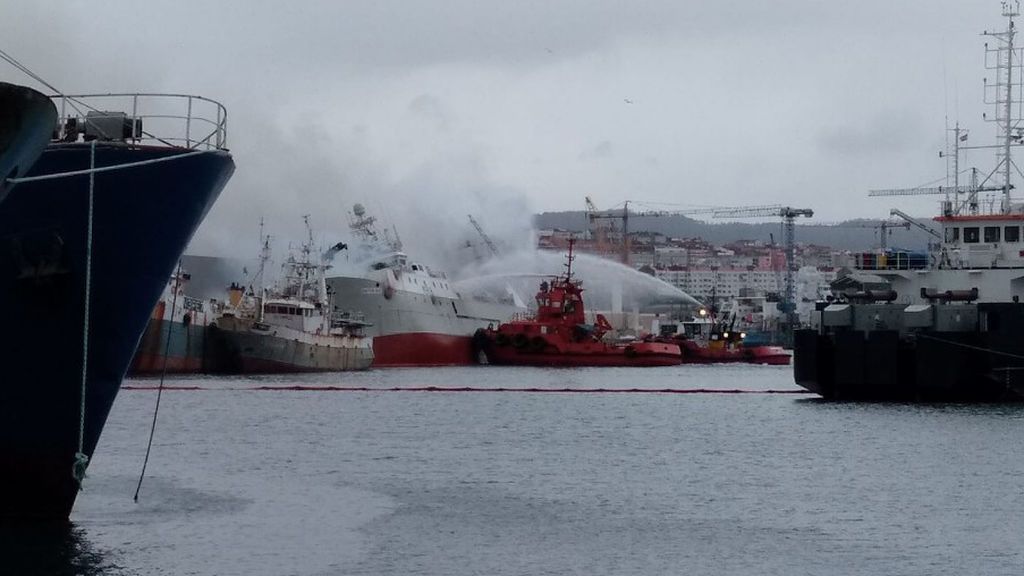 Barreras anticontaminación en Vigo tras el espectacular incendio de un barco que amenaza con hundirse Barreras anticontaminación en Vigo tras el espectacular incendio de un barco que amenaza con hundirse