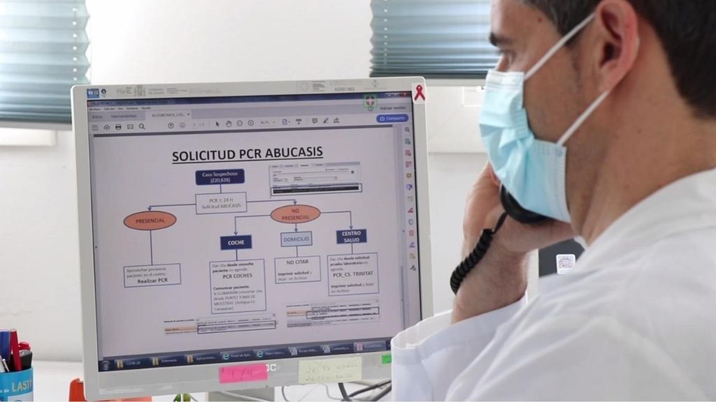 Un pueblo de Cádiz alerta: “Los contactos presionan a los positivos para que no den sus nombres a los rastreadores” Un pueblo de Cádiz alerta: “Los contactos presionan a los positivos para que no den sus nombres a los rastreadores”