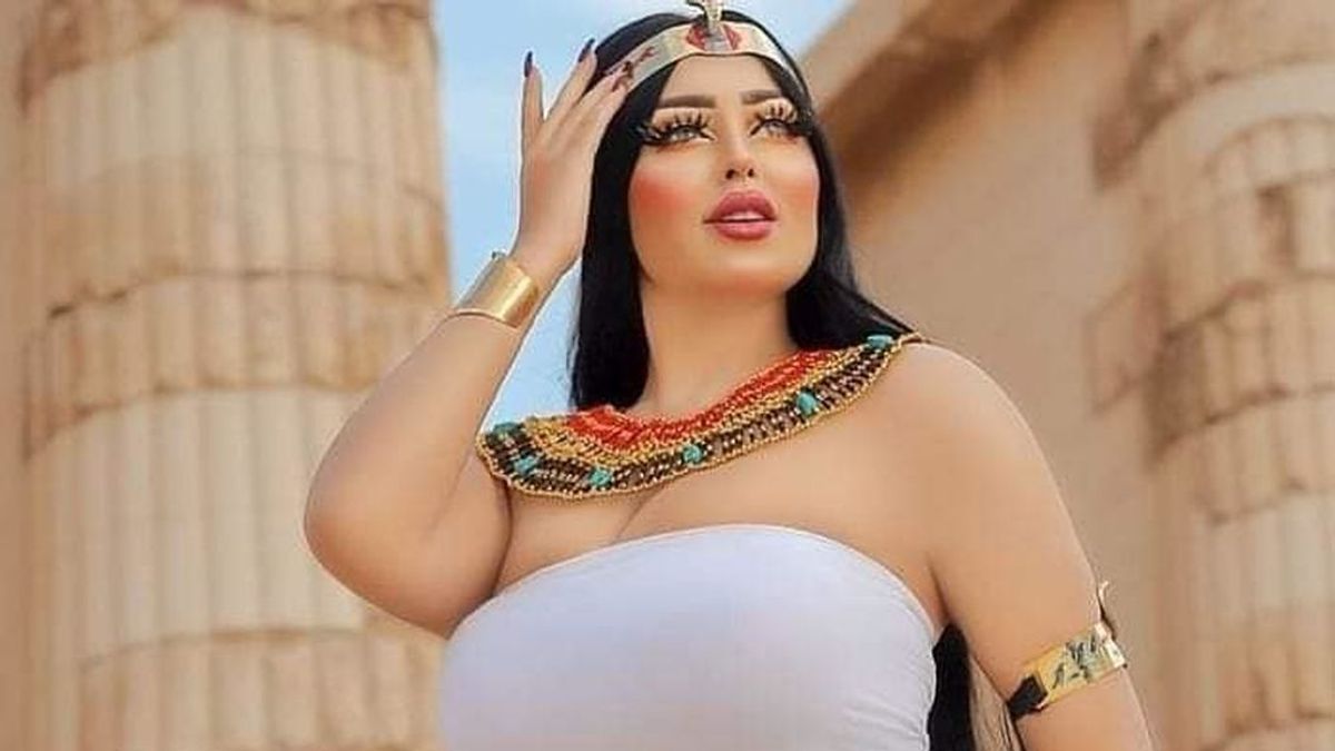 Una modelo egipcia fue arrestada por posar para una sesión ante las pirámides