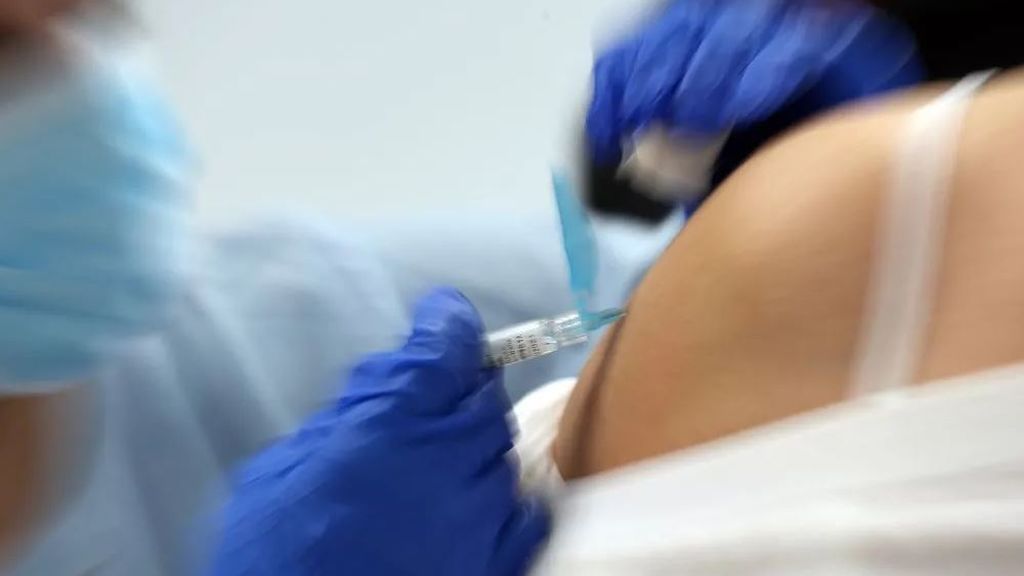 Más de la mitad de los españoles, precavidos ante cualquier posible reacción de la vacuna contra el coronavirus