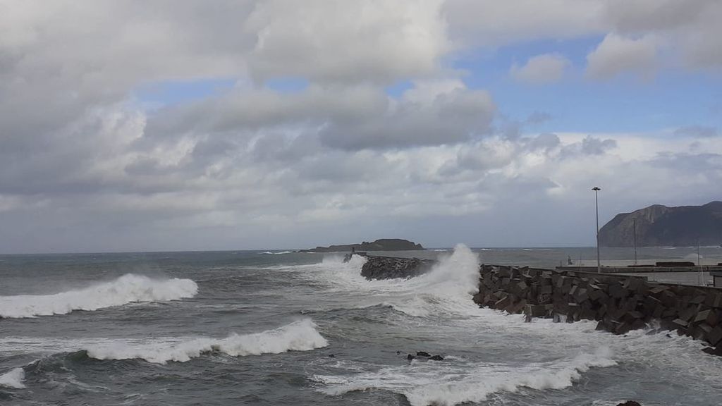 ¡Riesgo extremo en Galicia! La Aemet activa el aviso rojo por olas de casi 10 metros