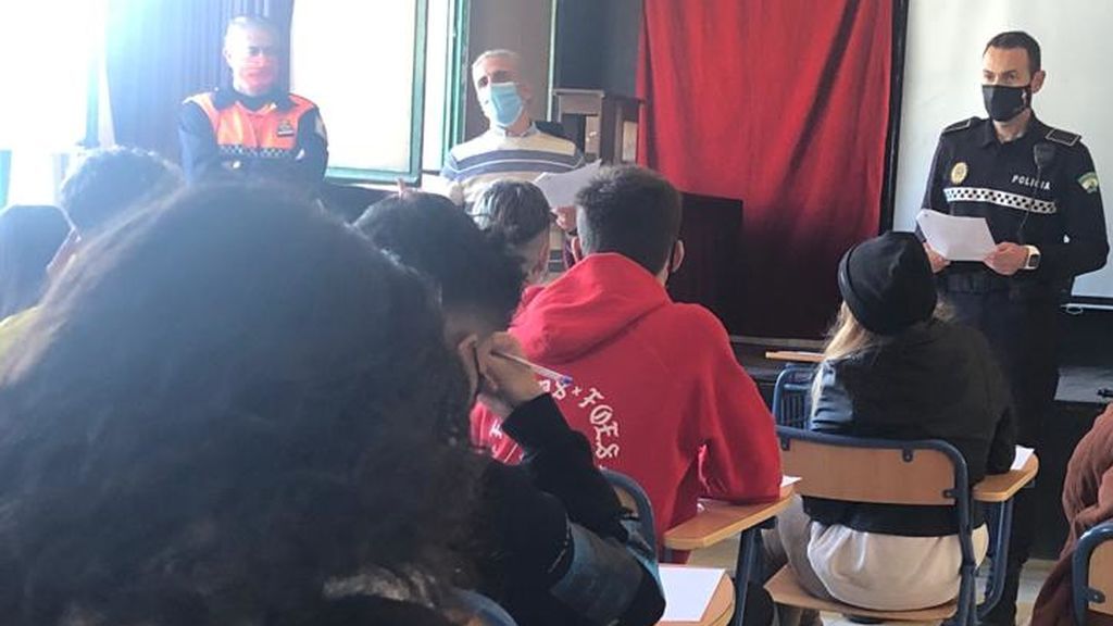 En el aula todos con mascarilla y ventilación