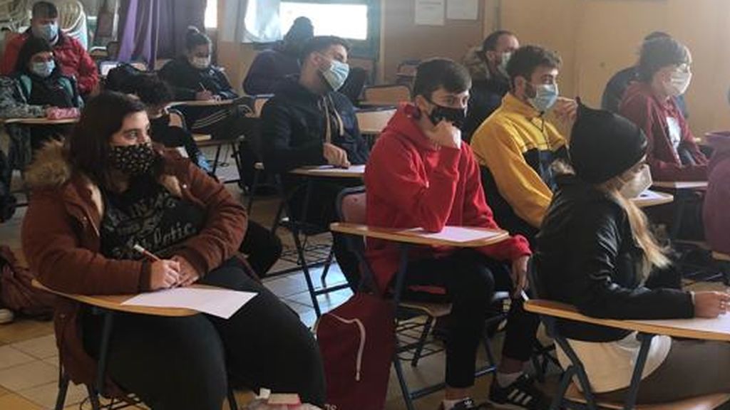 Los alumnos atienden a las explicaciones de Luis