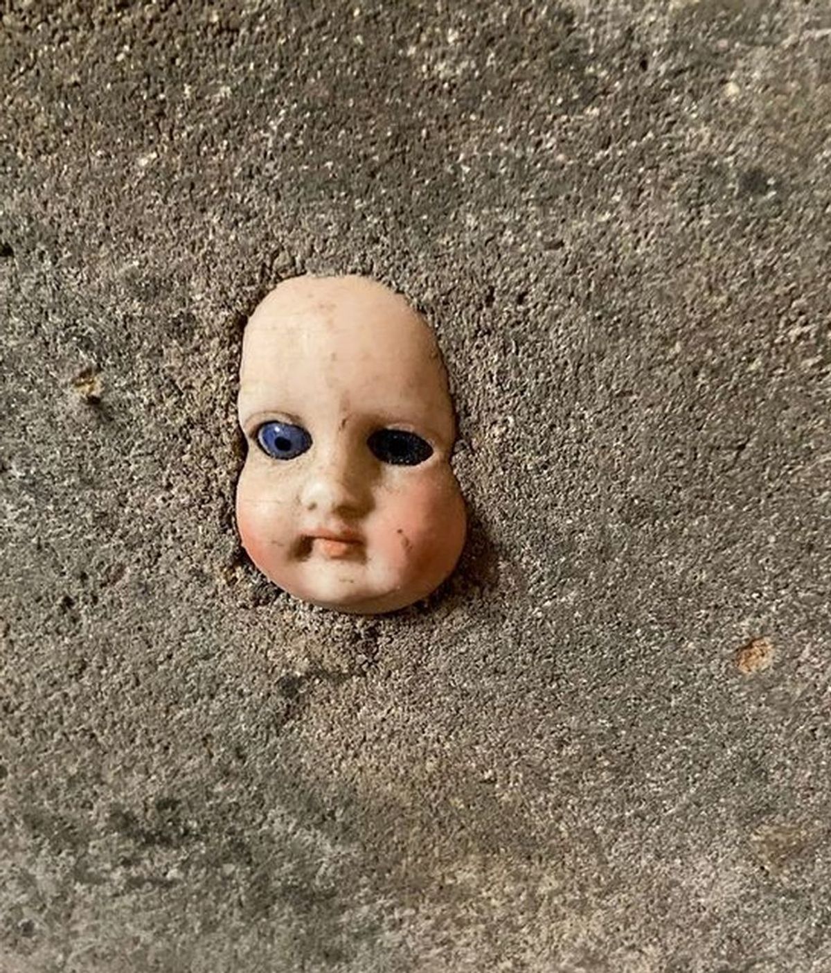 Espeluznante descubrimiento que se vuelve viral: encuentra la cabeza de una muñeca enterrada en una pared de su casa