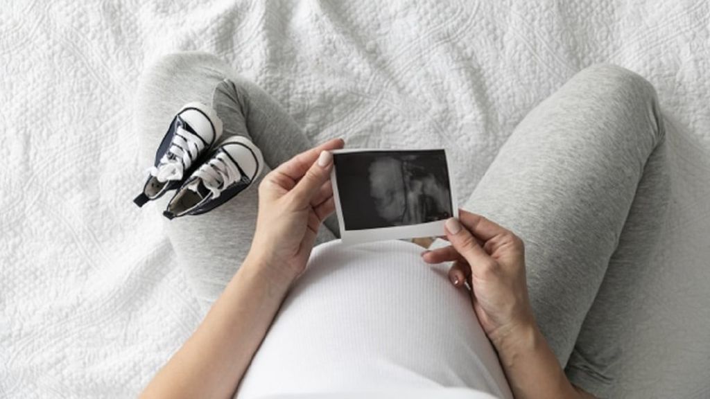 Una de las opciones más fáciles y simples será optar por anunciar el embarazo con una imagen de la ecografía.