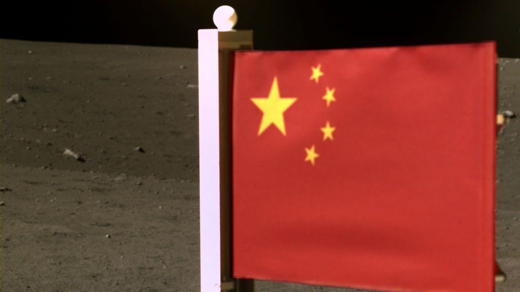 China despliega su bandera nacional en la Luna