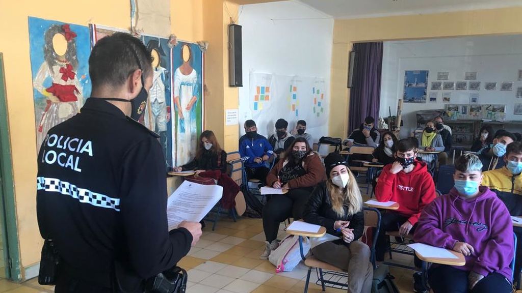 A las 12 clase de Covid: los talleres para escolares de un policía gaditano que ha pasado la enfermedad A las 12 clase de Covid: los talleres para escolares de un policía gaditano que ha pasado la enfermedad