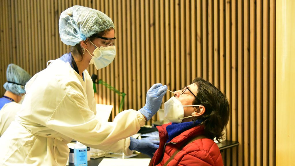Sanidad incluye un mínimo de 8.745 contagios y 214 muertos por coronavirus Sanidad incluye un mínimo de 8.745 contagios y 214 muertos por coronavirus