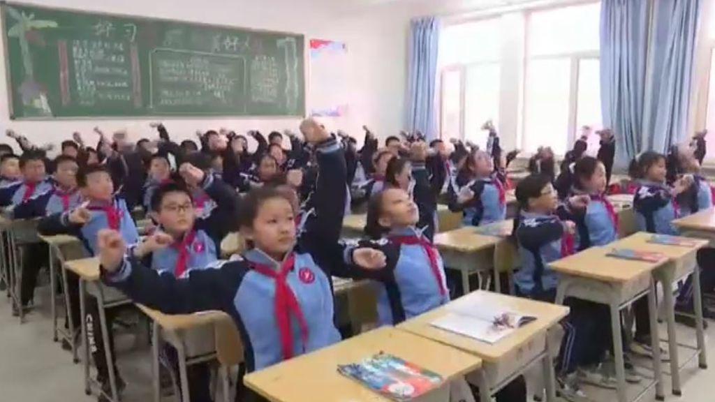 Una profesora en China motiva a sus alumnos con un baile inspirado en el galope del caballo