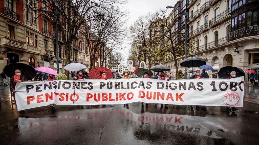 Los pensionistas toman las calles de Euskadi y critican los "límites de los PGE a una subida general"