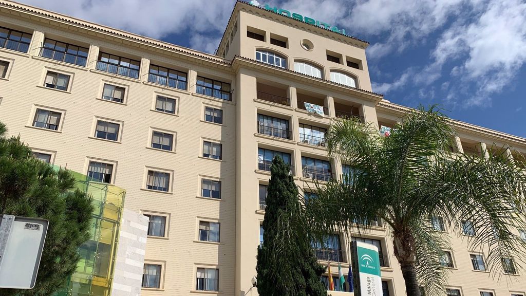 El familiar de un paciente agrede a varios sanitarios en el Hospital Regional de Málaga El familiar de un paciente agrede a varios sanitarios en el Hospital Regional de Málaga