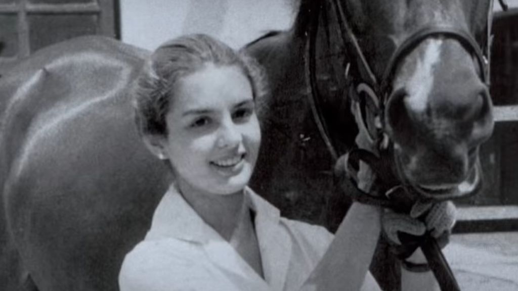 Carolina Herrera, de joven con su caballo