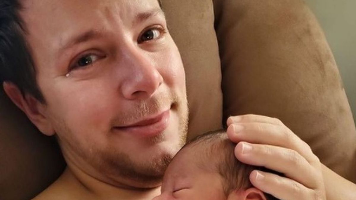 Un padre trans comparte su parto en TikTok y se vuelve viral en redes sociales