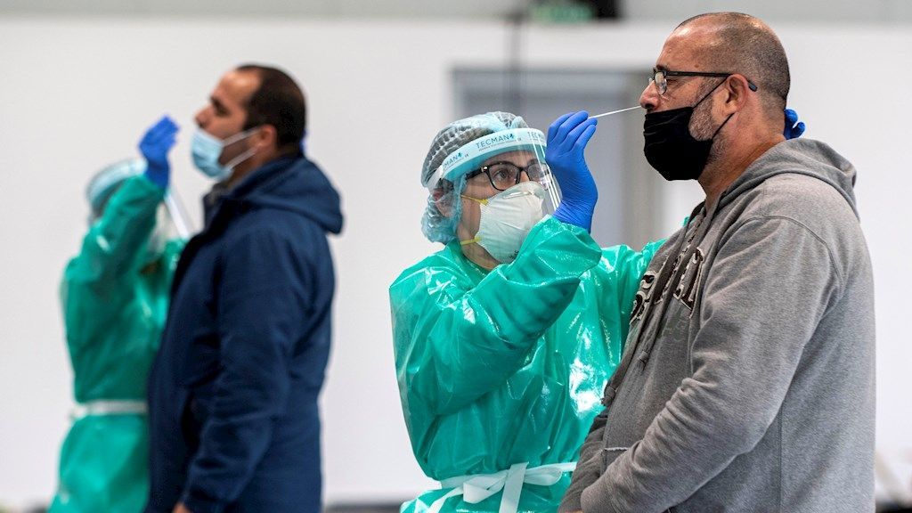 Los contagios se estabilizan en España en el ecuador de un puente clave para la evolución de la pandemia Los contagios se estabilizan en España en el ecuador de un puente clave para la evolución de la pandemia