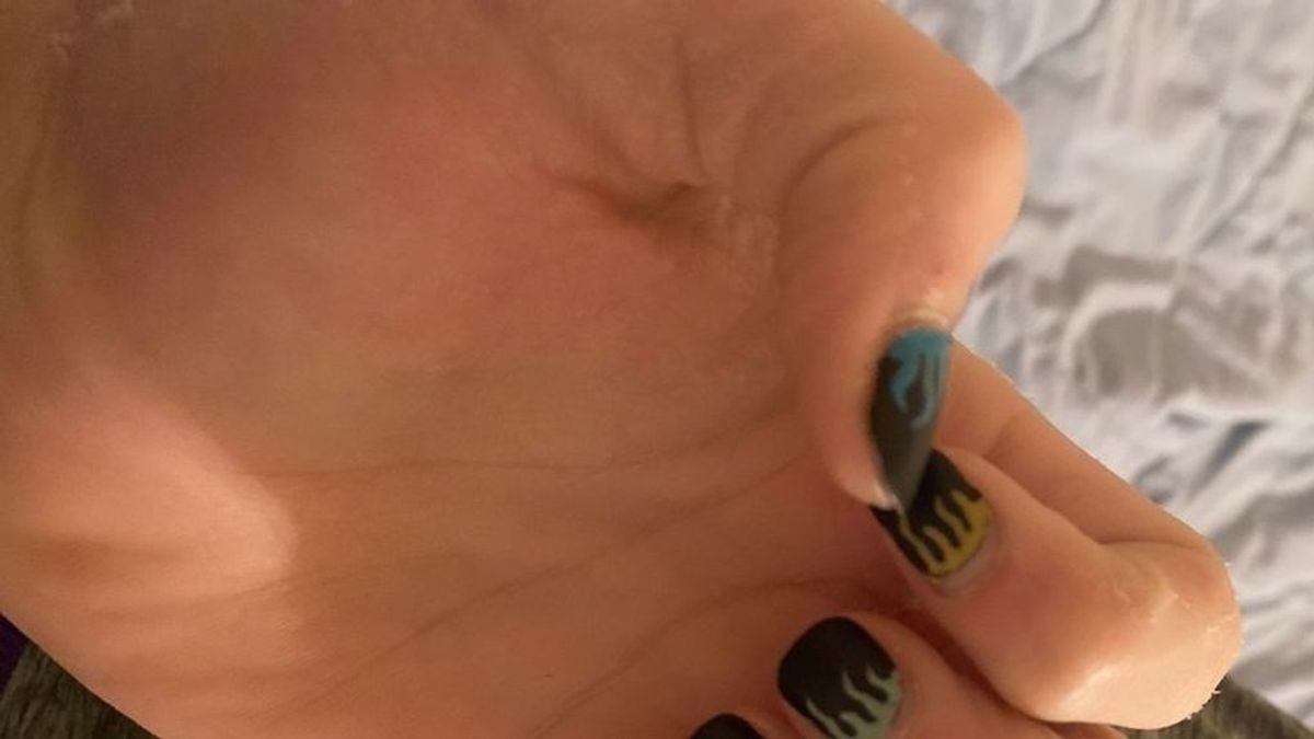 Un chico ha sido expulsado de su instituto por ir a clase con las uñas pintadas: "Esto es injusto"