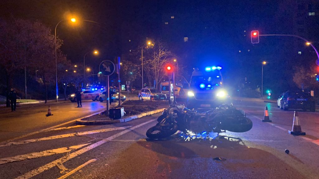 Dos viandantes reaniman a un motorista tras colisionar con un turismo en Madrid Dos viandantes reaniman a un motorista tras colisionar con un turismo en Madrid