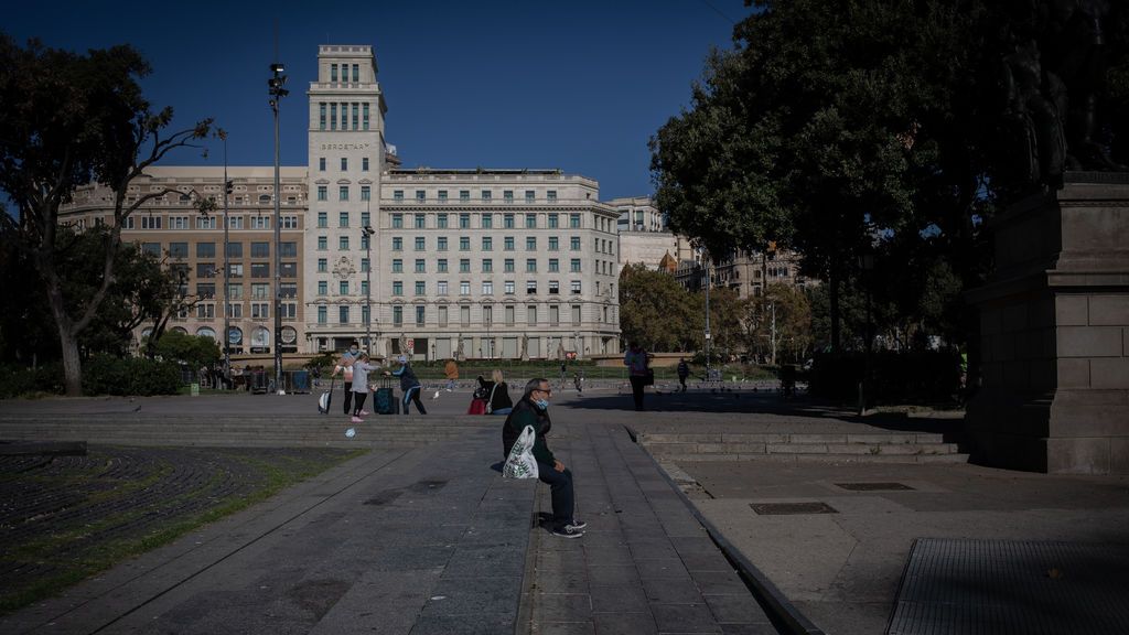 Cataluña baja de los mil contagios diarios con 790 nuevos positivos, pero aumentan las hospitalizaciones y las defunciones Cataluña baja de los mil contagios diarios con 790 nuevos positivos, pero aumentan las hospitalizaciones y las defunciones
