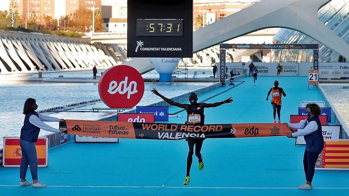 Kibiwott Kandie pulveriza el récord mundial en la Media Maratón de Valencia Kibiwott Kandie pulveriza el récord mundial en la Media Maratón de Valencia