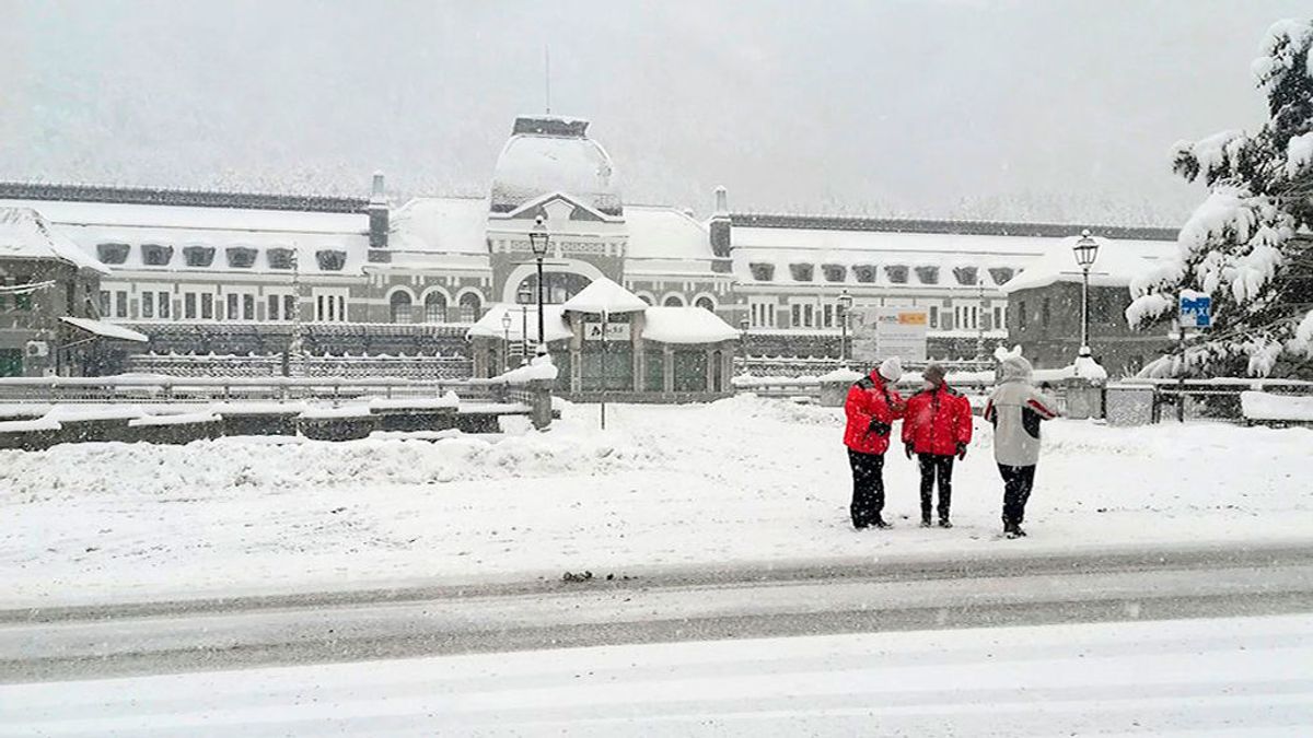 Una nueva borrasca deja este lunes a casi toda España en alerta por frío, nevadas, viento y fuerte oleaje Una nueva borrasca deja este lunes a casi toda España en alerta por frío, nevadas, viento y fuerte oleaje