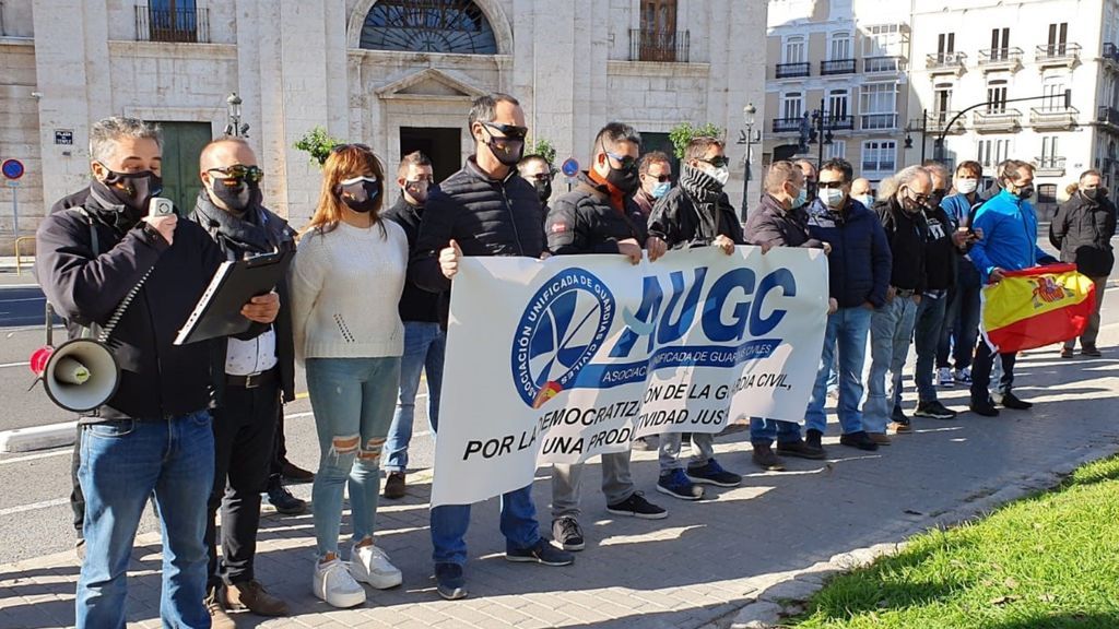Guardias civiles protestan contra el complemento de productividad que "solo beneficia a altos mandos" Guardias civiles protestan contra el complemento de productividad que "solo beneficia a altos mandos"