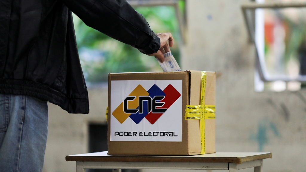 Abren los colegios electorales en Venezuela