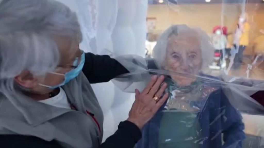 Una residencia en Francia instala una 'burbuja de los abrazos' para personas mayores