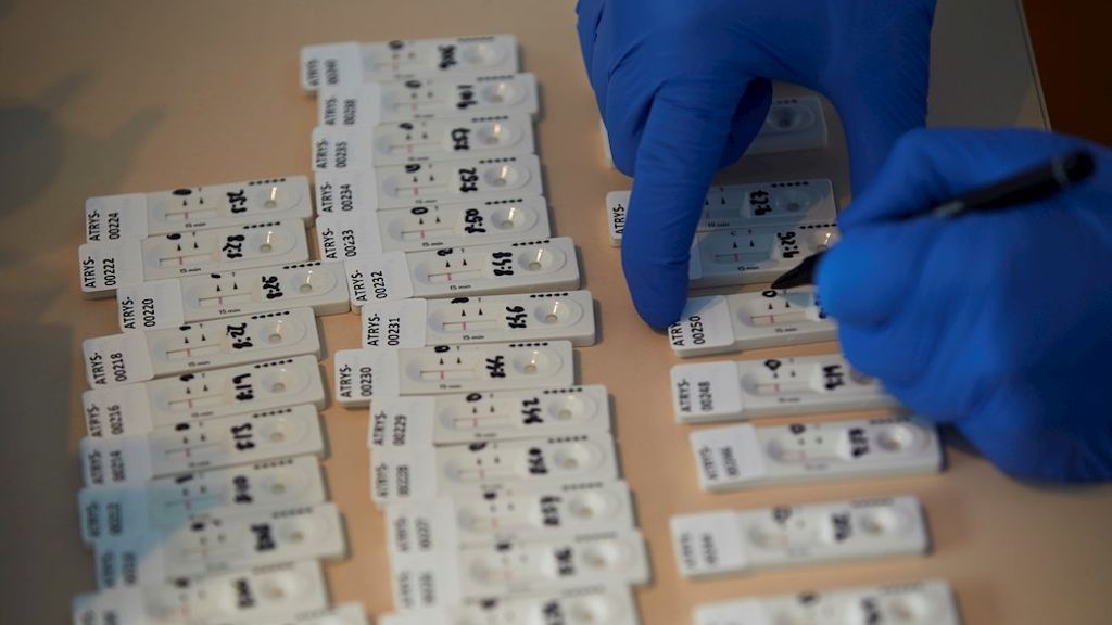 Los farmacéuticos advierten de que los positivos de los autotest tienen que confirmarse con una PCR Los farmacéuticos advierten de que los positivos de los autotest tienen que confirmarse con una PCR