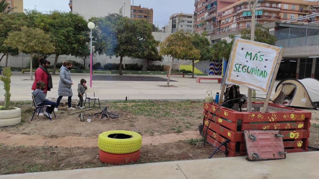 Padres acampan en un colegio en Alicante para frenar la oleada de robos que sufre el centro Padres acampan en un colegio en Alicante para frenar la oleada de robos que sufre el centro