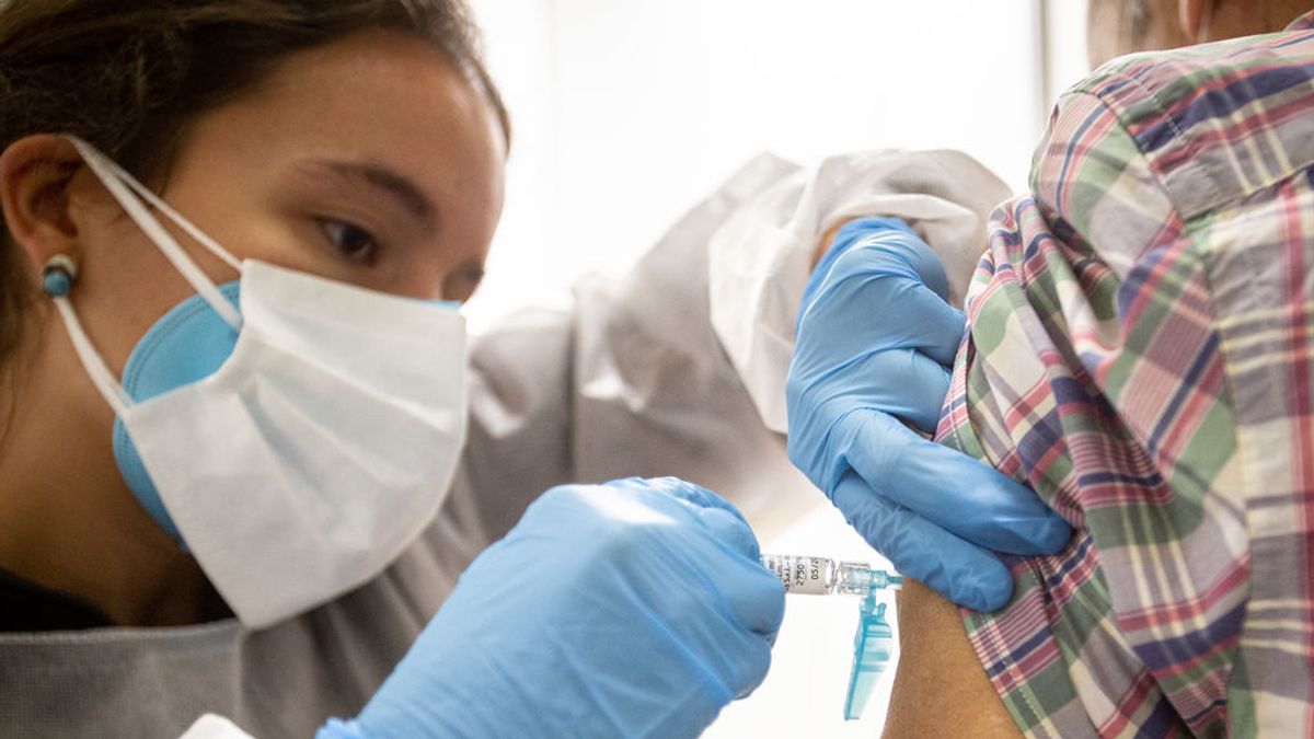 Madrid anuncia que empezará a vacunar  a 300.000 madrileños a finales de enero