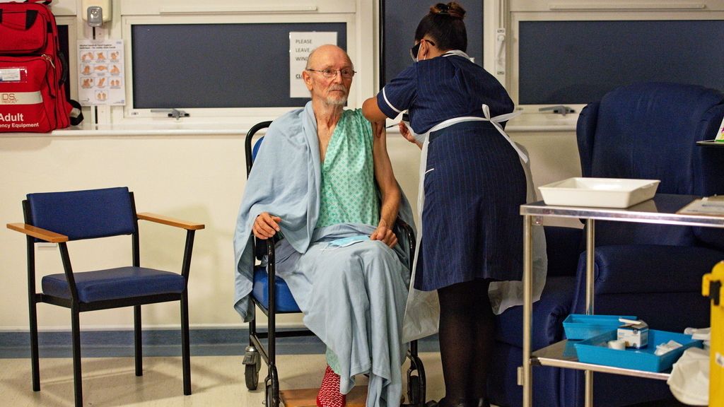 Euforia en Reino Unido ante las primeras vacunaciones contra el coronavirus