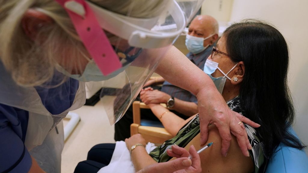 Euforia en Reino Unido ante las primeras vacunaciones contra el coronavirus