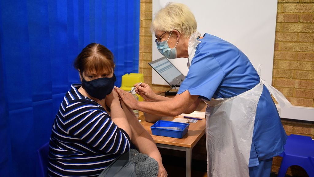 Euforia en Reino Unido ante las primeras vacunaciones contra el coronavirus