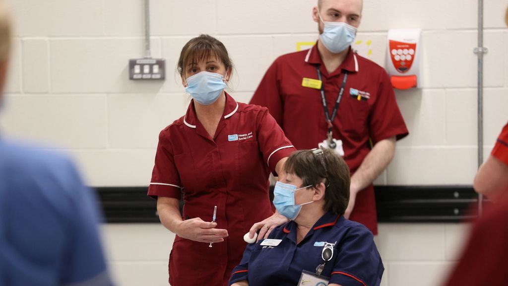 Euforia en Reino Unido ante las primeras vacunaciones contra el coronavirus